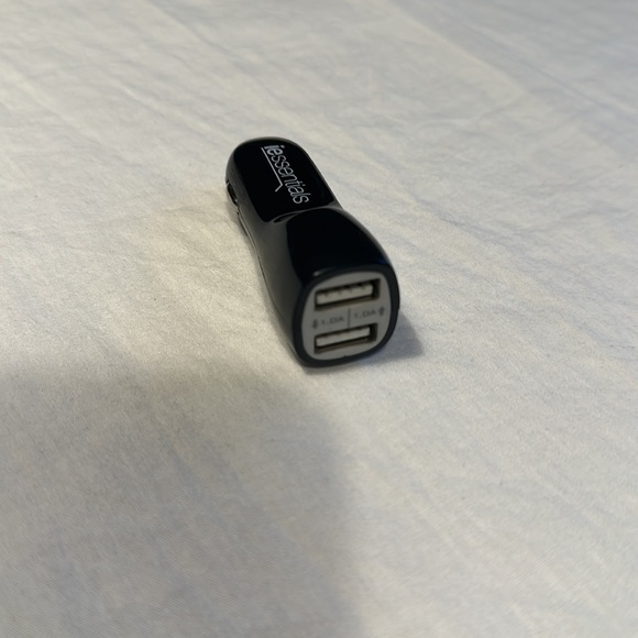 Iessentials Vehicle Charging plug - Picture 2 of 3